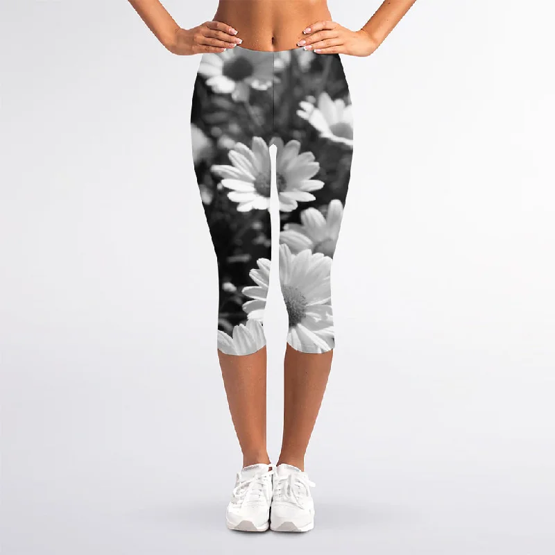 Monochrome Daisy Flower Print Women's Capri Leggings