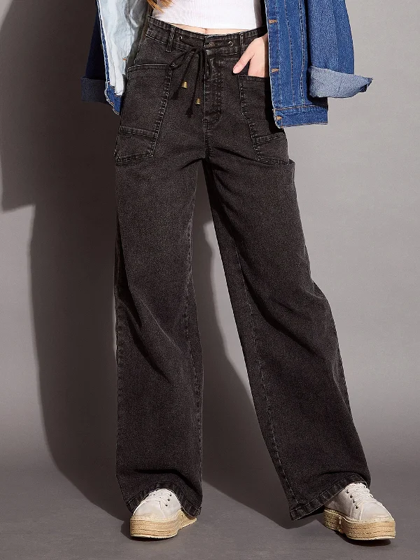 Women Black Wash Patch Pocket Straight Jeans Fashionable Straight Cut Jeans